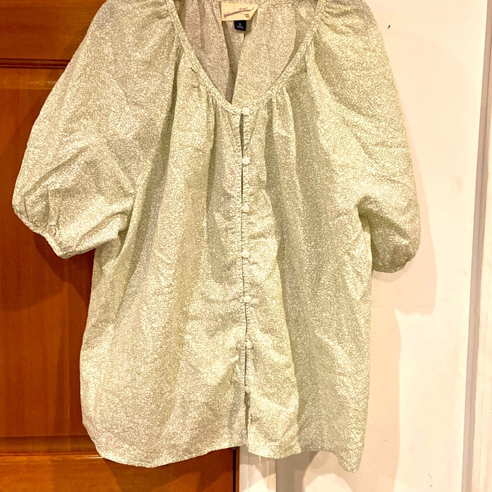 EUC! Women’s size XL, Universal Thread button up green and white blouse!